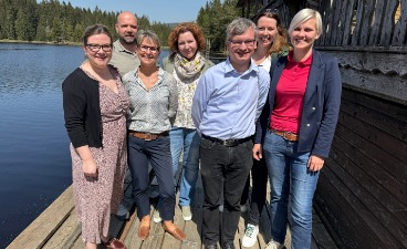 Gruppenfoto der Koordinator*innen der bfz und gfi Bayreuth Gruppenfoto: Die Koordinator*innen der bfz und gfi Bayreuth am Fichtelsee.