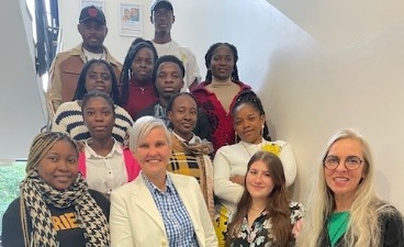 Unsere Schüler*innen aus Kamerun Die Auszubildenden aus Kamerun mit Schulleiterin Annika Scheit und den beiden Pädagoginnen Sandra Seel und Sabine Franke von den bfz Bayreuth.