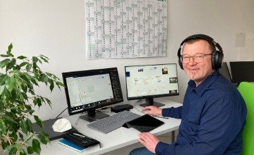Mann am PC während Unterricht im Blended Learning